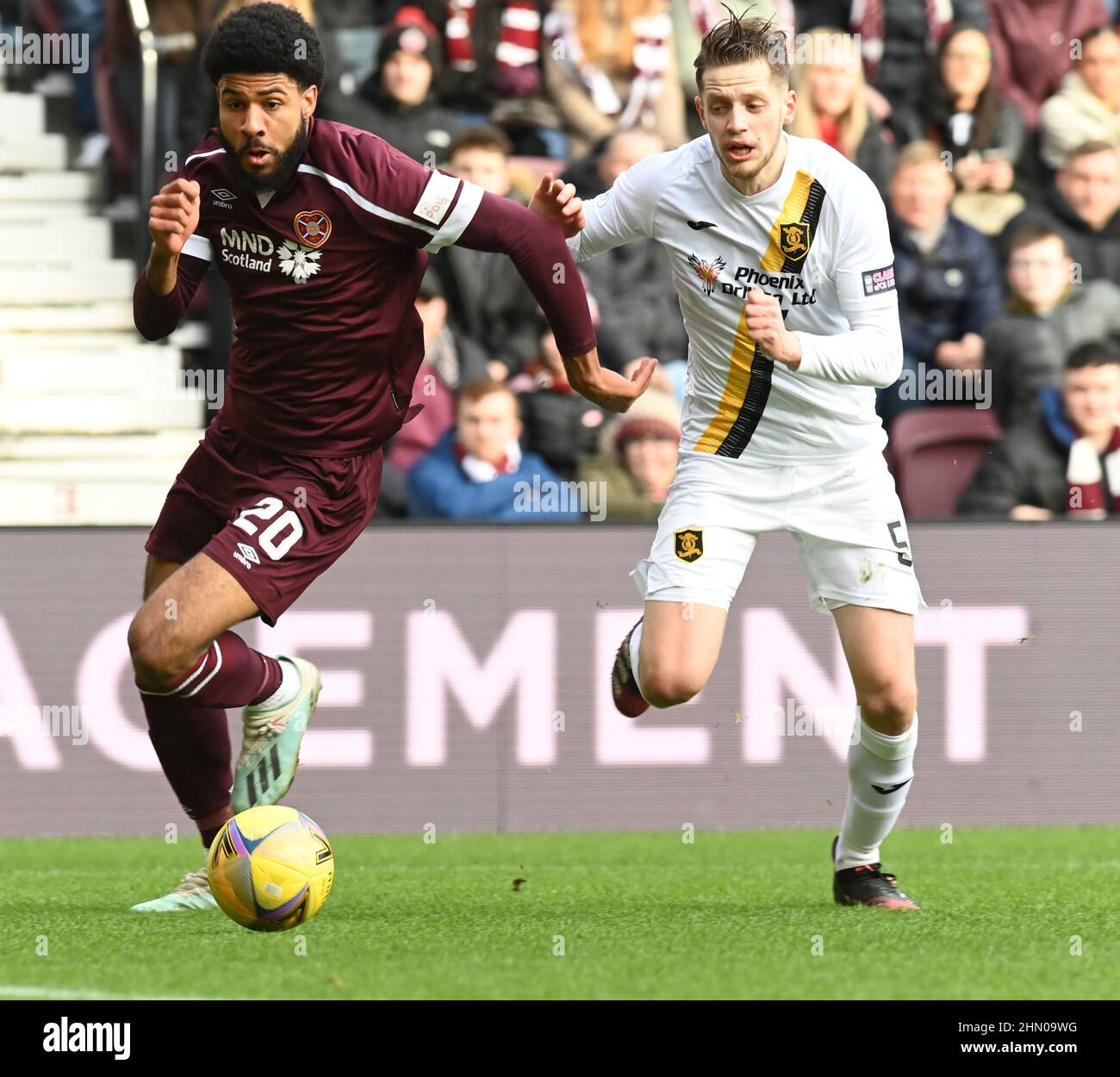 Tynecastle Park Edinburgh.Schottland UK.12th Feb 22 Heart of Midlothian vs Livingston Scottish Cup Tie. Race for the Ball Hearts' Ellis Simms (20) & Livingstons Jack Fitzwater Credit: eric mccowat/Alamy Live News Stockfoto