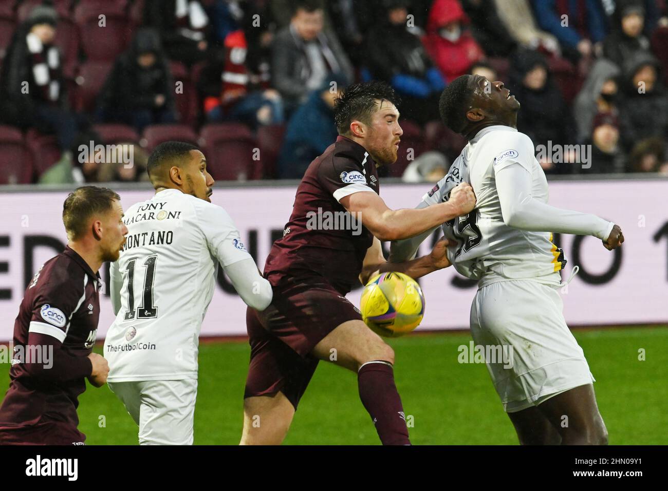 Tynecastle Park Edinburgh.Schottland UK.12th Feb 22 Heart of Midlothian vs Livingston Scottish Cup Tie. Hearts' John Souttar (C) und Livingstons Joel Nouble kämpfen gegen ihn. Kredit: eric mccowat/Alamy Live Nachrichten Stockfoto