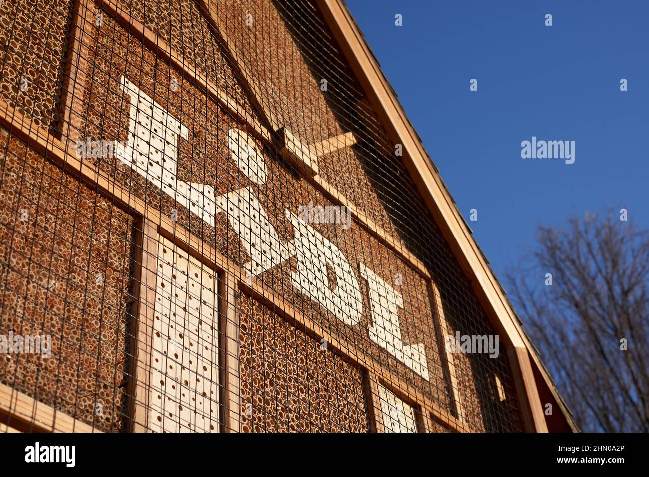 Kirchheim, 12. Februar 2022: Lidl Bienenhotel als Überwinterungshilfe für Insekten. Gebäude zum Schutz der Tiere, aus Holz. Nahaufnahme, von Be Stockfoto