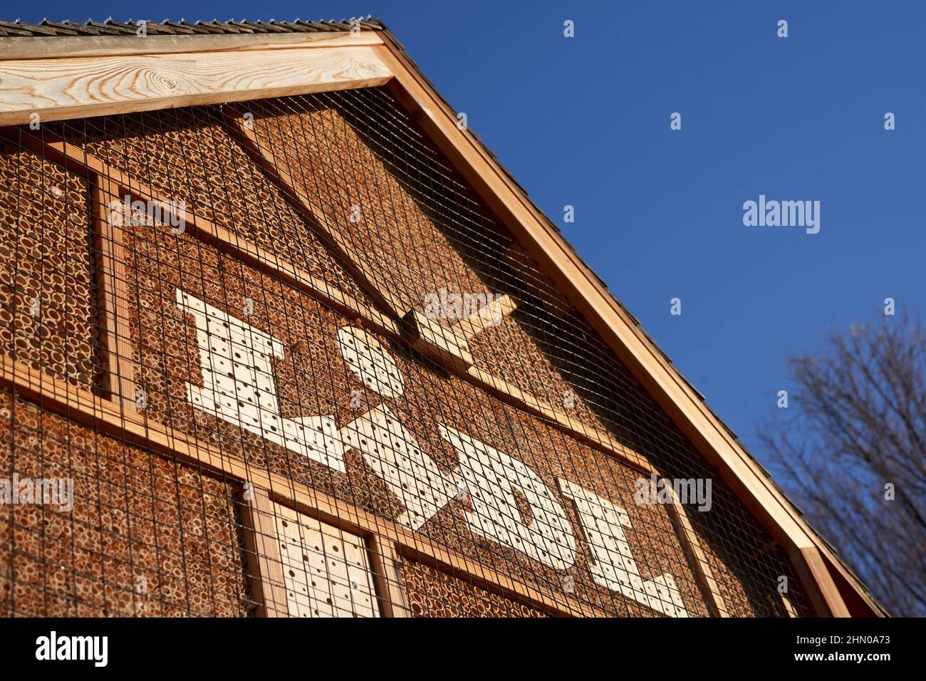 Kirchheim, 12. Februar 2022: Lidl Bienenhotel als Überwinterungshilfe für Insekten. Gebäude zum Schutz der Tiere, aus Holz. Nahaufnahme, von Be Stockfoto