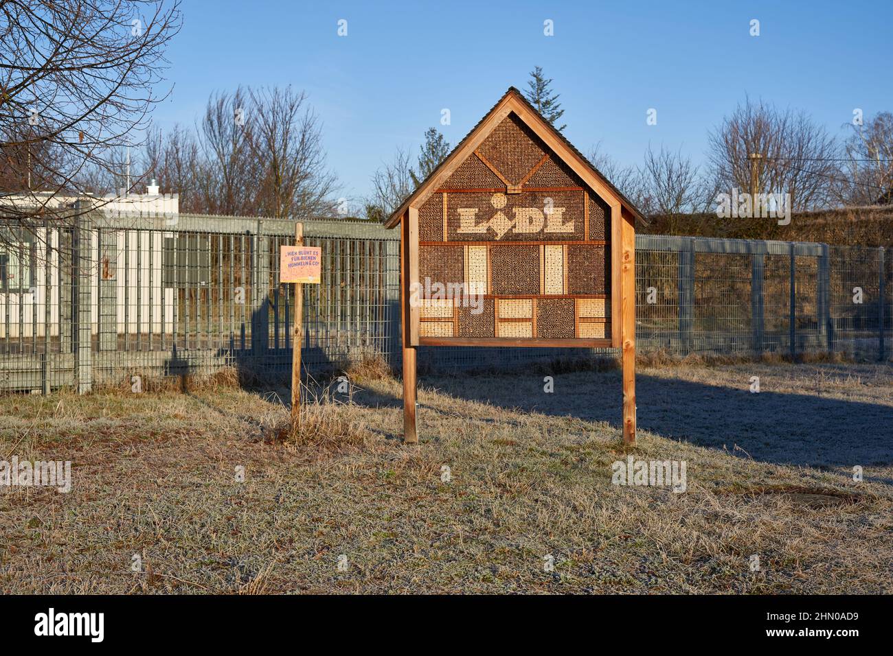 Kirchheim, 12. Februar 2022: Lidl Bienenhotel als Überwinterungshilfe für Insekten. Gebäude zum Schutz der Tiere, aus Holz. Im Winter in FRO Stockfoto