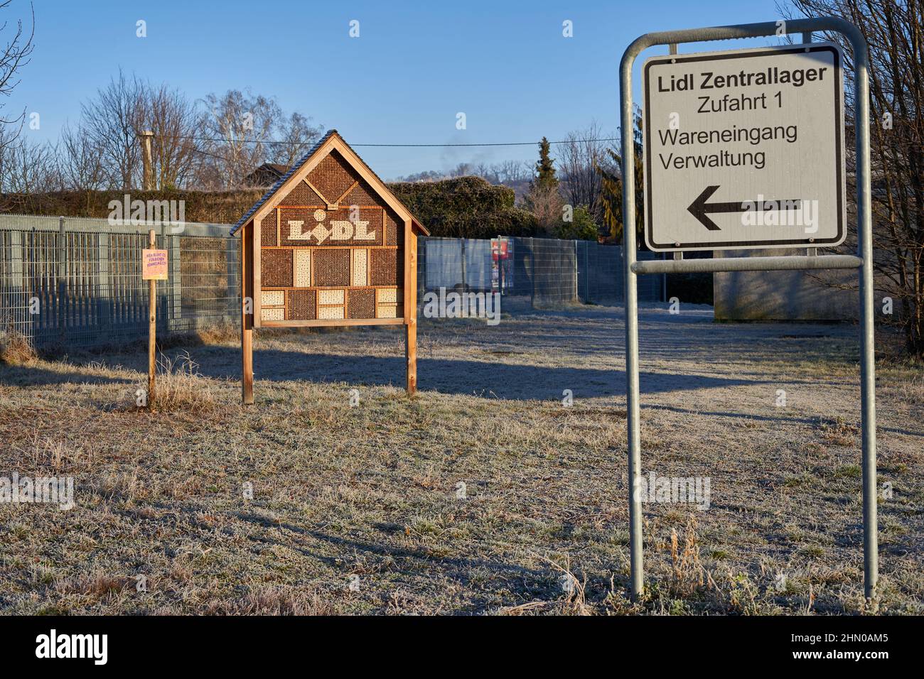 Kirchheim, 12. Februar 2022: Lidl Bienenhotel als Überwinterungshilfe für Insekten. Gebäude zum Schutz der Tiere, aus Holz. Im Winter in FRO Stockfoto