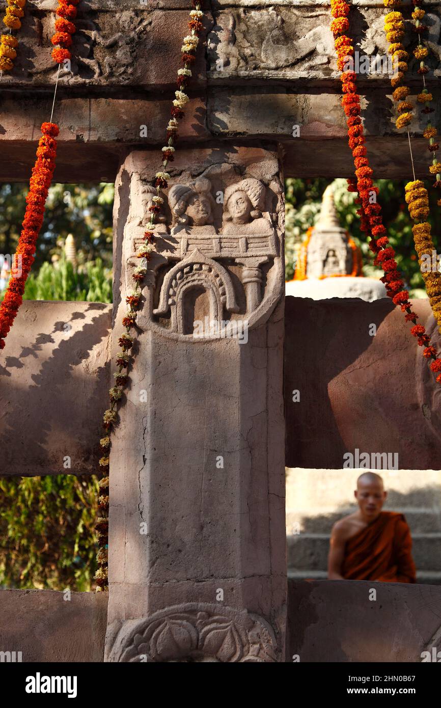 Gemeißelte Steingeländer rund um den Mahabodhi-Tempel, einige aus der Sunga-Zeit (184-72 v. Chr.) in Bodhgaya, Indien Stockfoto