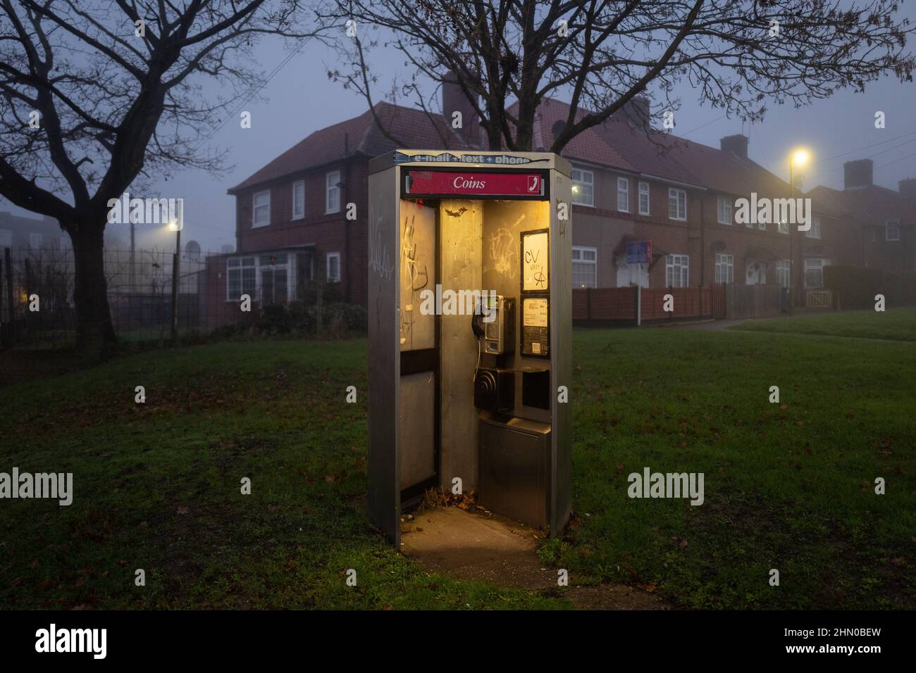Public Call Box von British Telecom. Das Foto wurde früh an einem feuchten nebligen Morgen in Burnt Oak, London, UK, aufgenommen Stockfoto