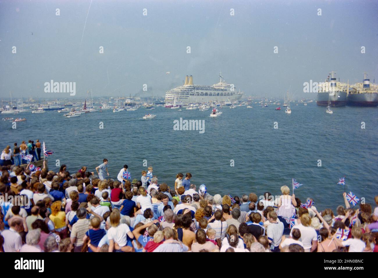 Royal Marines auf dem P&O-Kreuzschiff, der SS Canberra, einem Truppenschiff während des Falkland-Konflikts, wurde von Booten begleitet und von ihren Familien nach Southampton zurückgebracht. Stockfoto