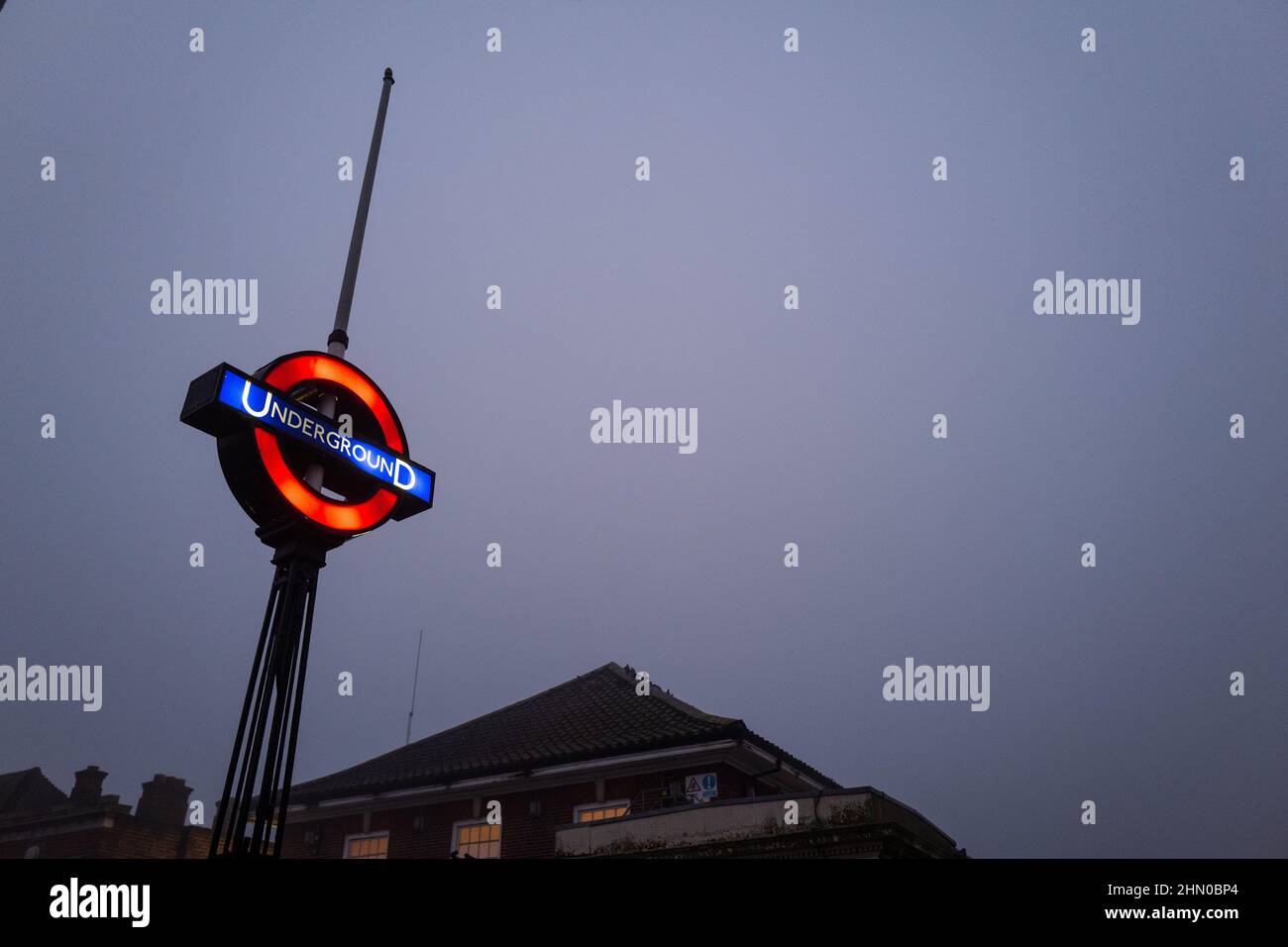 Abendhimmel über der verbrannten Oak Broadway-U-Bahn-Station an der Northern Line in London Stockfoto