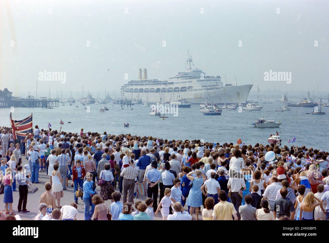 Royal Marines auf dem P&O-Kreuzschiff, der SS Canberra, einem Truppenschiff während des Falkland-Konflikts, wurde von Booten begleitet und von ihren Familien nach Southampton zurückgebracht. Stockfoto