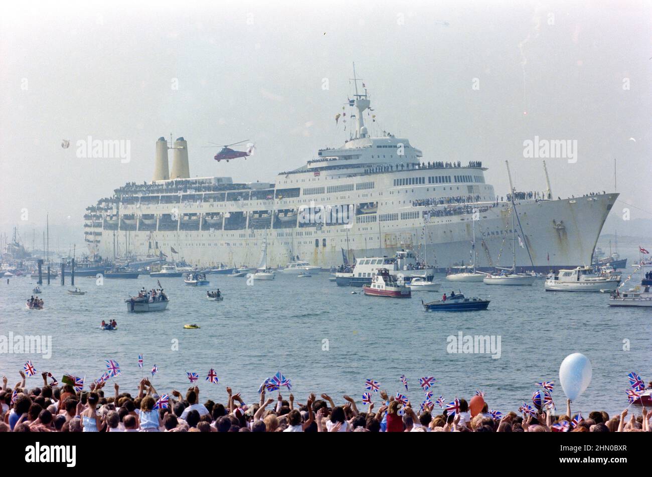 Royal Marines auf dem P&O-Kreuzschiff, der SS Canberra, einem Truppenschiff während des Falkland-Konflikts, wurde von Booten begleitet und nach Southampton zurückgebracht. Stockfoto