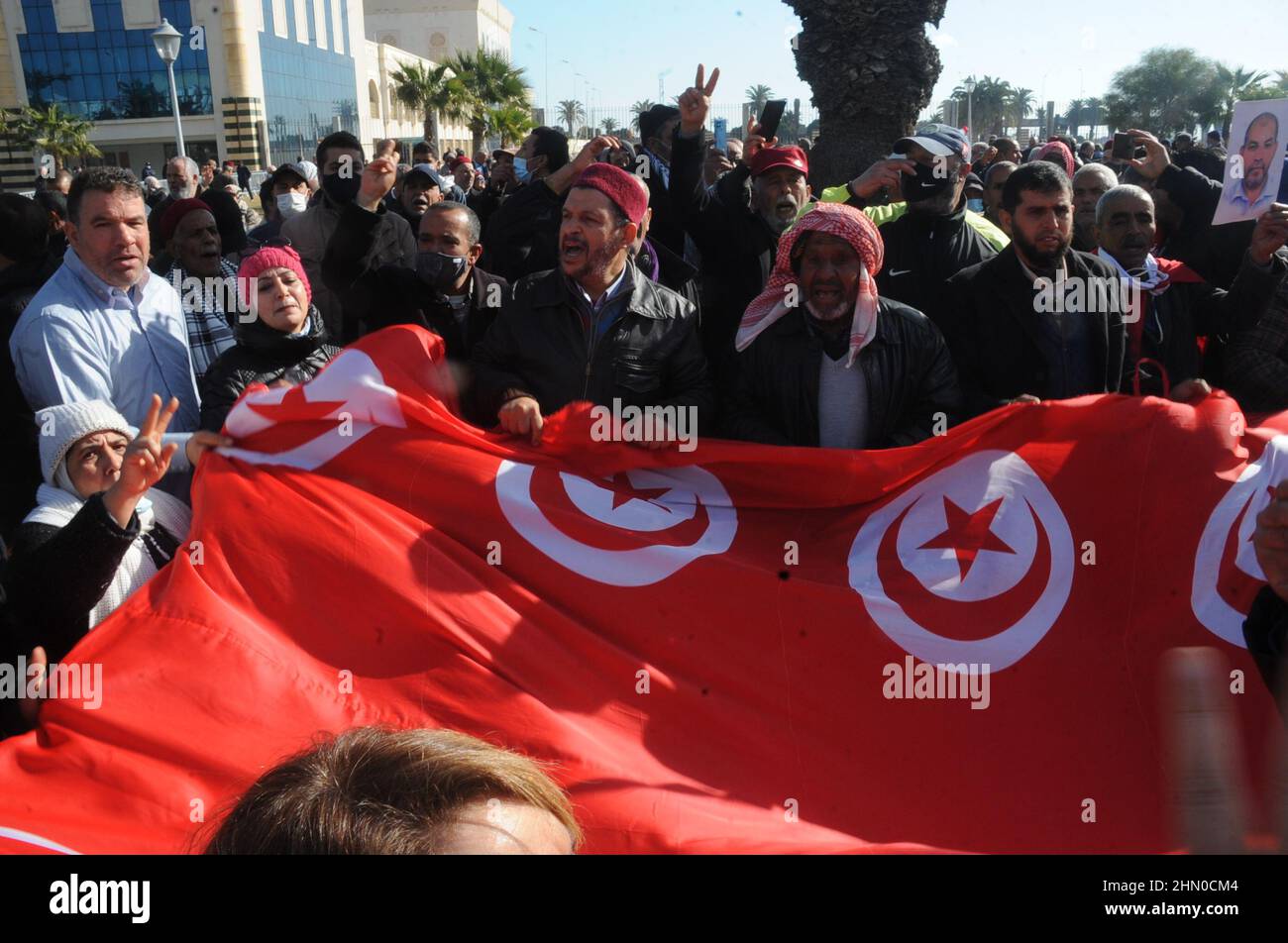 Tunis, Tunesien. 13th. Februar 2022. Tunis am 02/13/2022 organisiert die islamistische Partei Ennahdha in Tunis eine Demonstration gegen den ''Coup d'Å½tat'' des Präsidenten der Republik, Ka'''¢s Sa''¢ed, der seit letztem September die Exekutive und die Legislative konzentriert. (Bild: © Chokri Mahjoub/ZUMA Press Wire) Bild: ZUMA Press, Inc./Alamy Live News Stockfoto