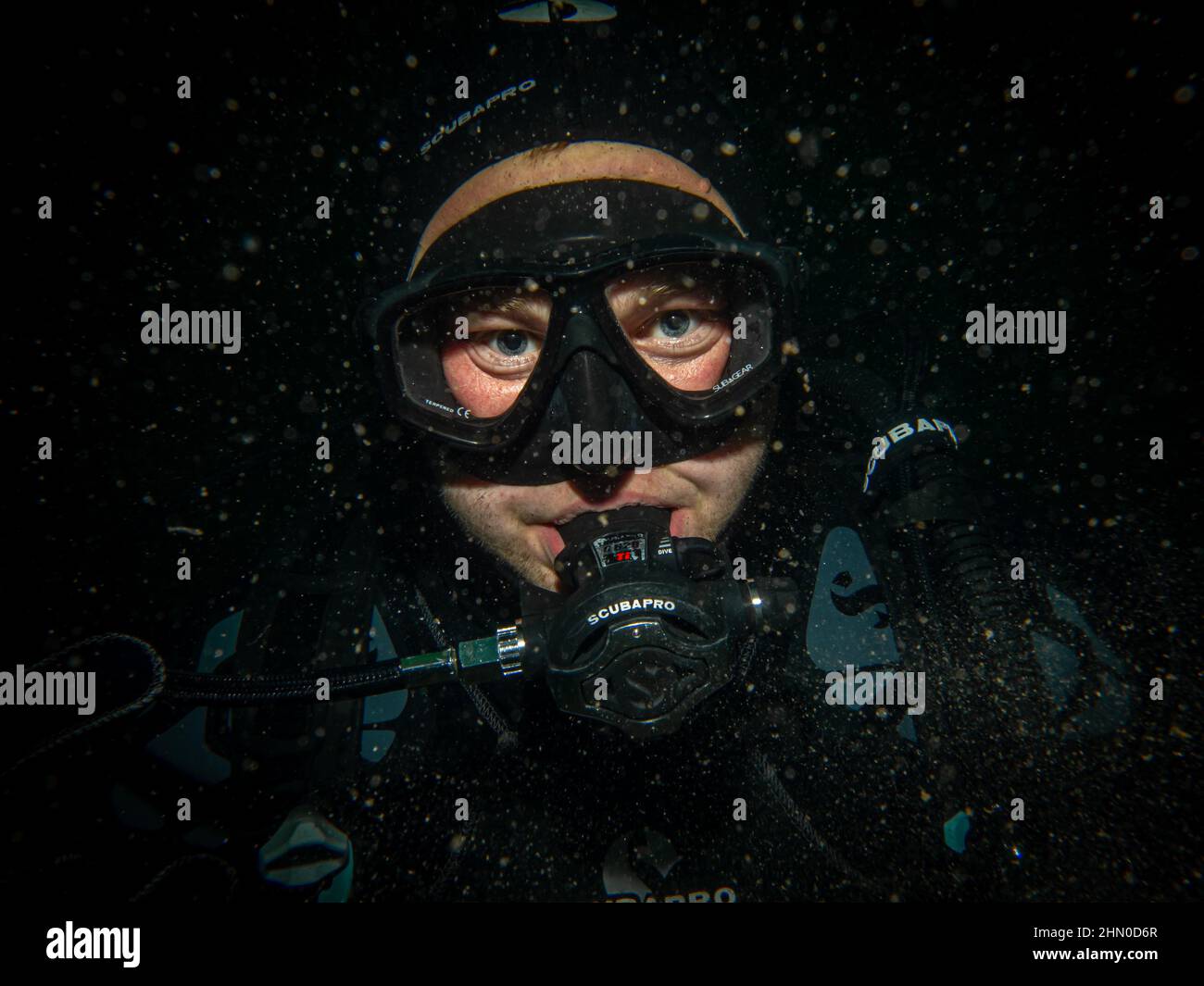 12. September 2021 - Hamburgsund, Schweden: Ein Nahaufnahme-Unterwasserbild eines Tauchers, der direkt in die Kamera schaut. Bild von den Wetterinseln Stockfoto