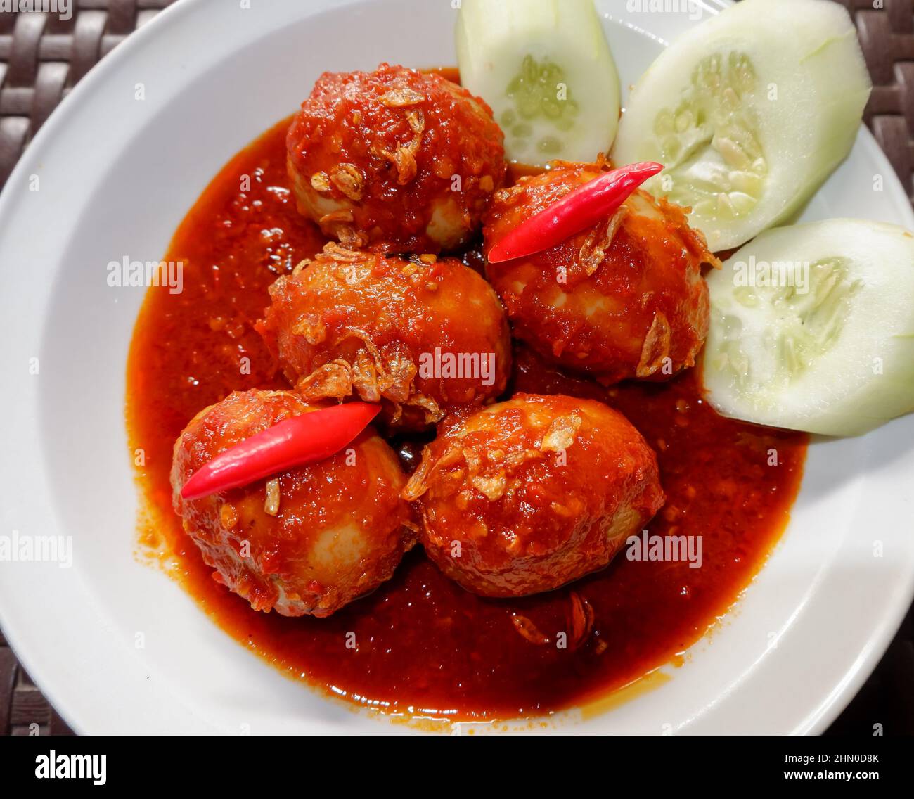 Gekochtes Ei mit Balado-Sauce. Balado-Sauce hat einen würzigen und süßen Geschmack. Balado-Sauce wird aus traditionellen Gewürzen hergestellt Stockfoto