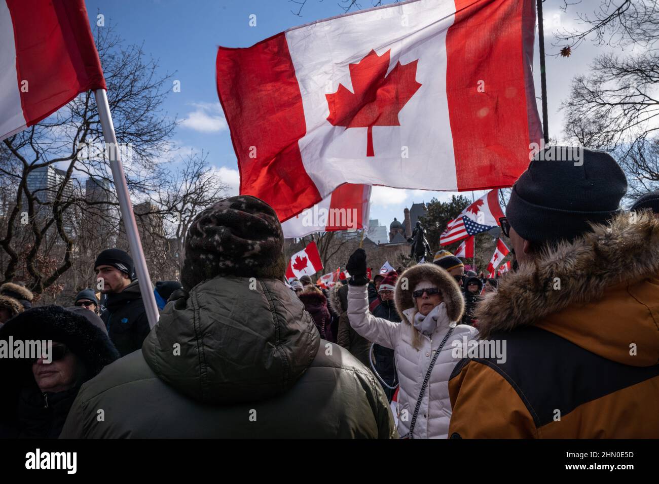 Toronto, Kanada. 12th. Februar 2022. Ein Protestler sah während einer Kundgebung eine kanadische Flagge schwenken.Trucker Konvoi Demonstranten versammeln sich am zweiten Wochenende in Folge im Queen's Park, Toronto, um sich solidarisch mit Anti-Mandats-Demonstrationen zu zeigen. Er kommt, nachdem die Provinz den Ausnahmezustand in Bezug auf die anhaltenden Blockaden erklärt hat, und die Polizei von Toronto Straßensperrungen in der ganzen Stadt eingerichtet hat. (Foto von Katherine Cheng/SOPA Images/Sipa USA) Quelle: SIPA USA/Alamy Live News Stockfoto