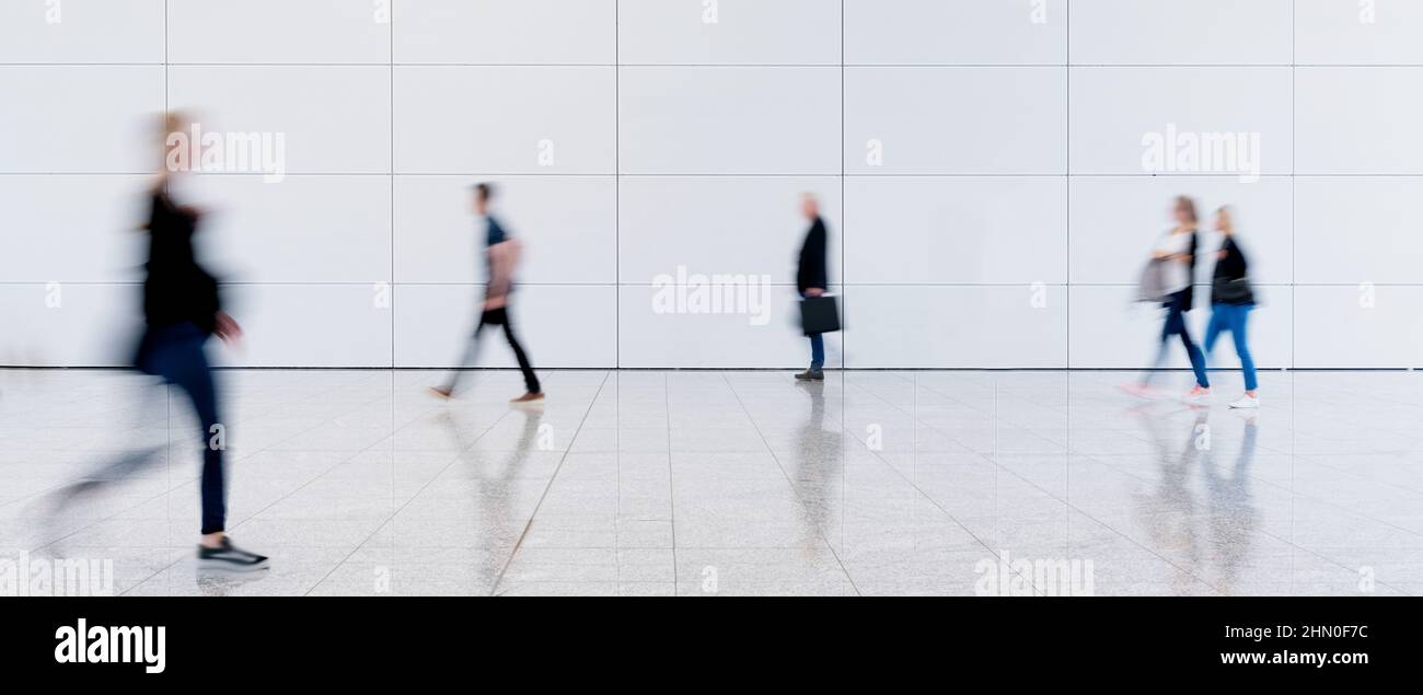 Wenige anonyme Menschen warten in Halle Stockfoto