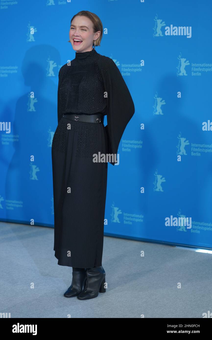 Berlin, Deutschland. 13th. Februar 2022. Schauspielerin Maddie Hasson beim Fotocall für den Panoramafilm 'Stier'. Die Internationalen Filmfestspiele 72nd finden vom 10. Bis 20. Februar 2022 in Berlin statt. Quelle: Jörg Carstensen/dpa/Alamy Live News Stockfoto