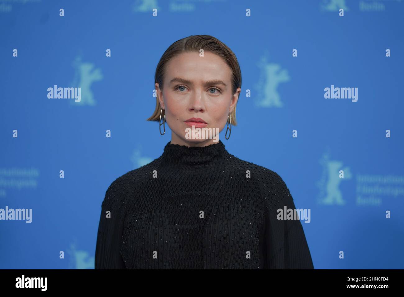 Berlin, Deutschland. 13th. Februar 2022. Schauspielerin Maddie Hasson beim Fotocall für den Panoramafilm 'Stier'. Die Internationalen Filmfestspiele 72nd finden vom 10. Bis 20. Februar 2022 in Berlin statt. Quelle: Jörg Carstensen/dpa/Alamy Live News Stockfoto