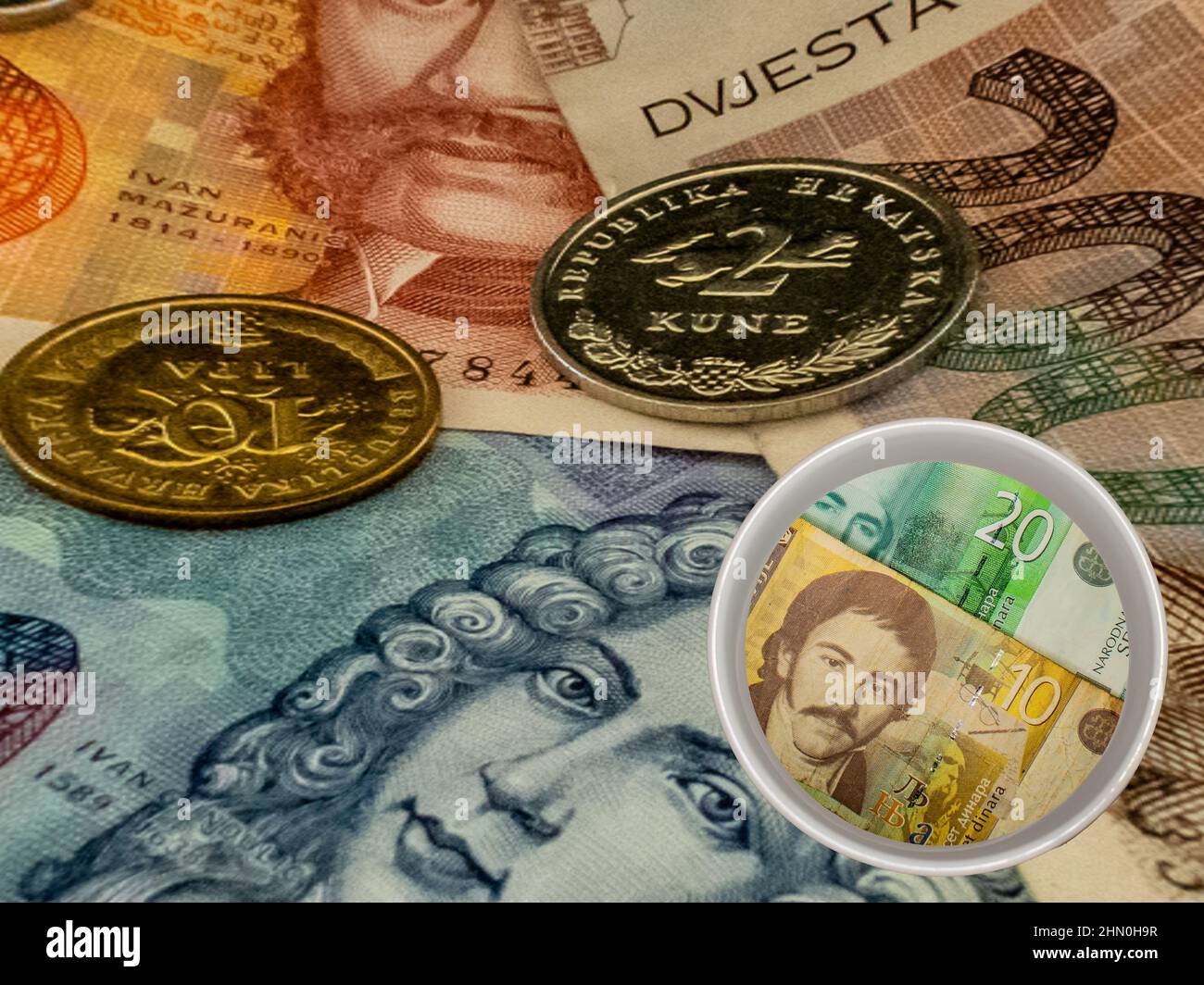 WÄHRUNG : Banknoten und Münzen des Balkans Stockfoto