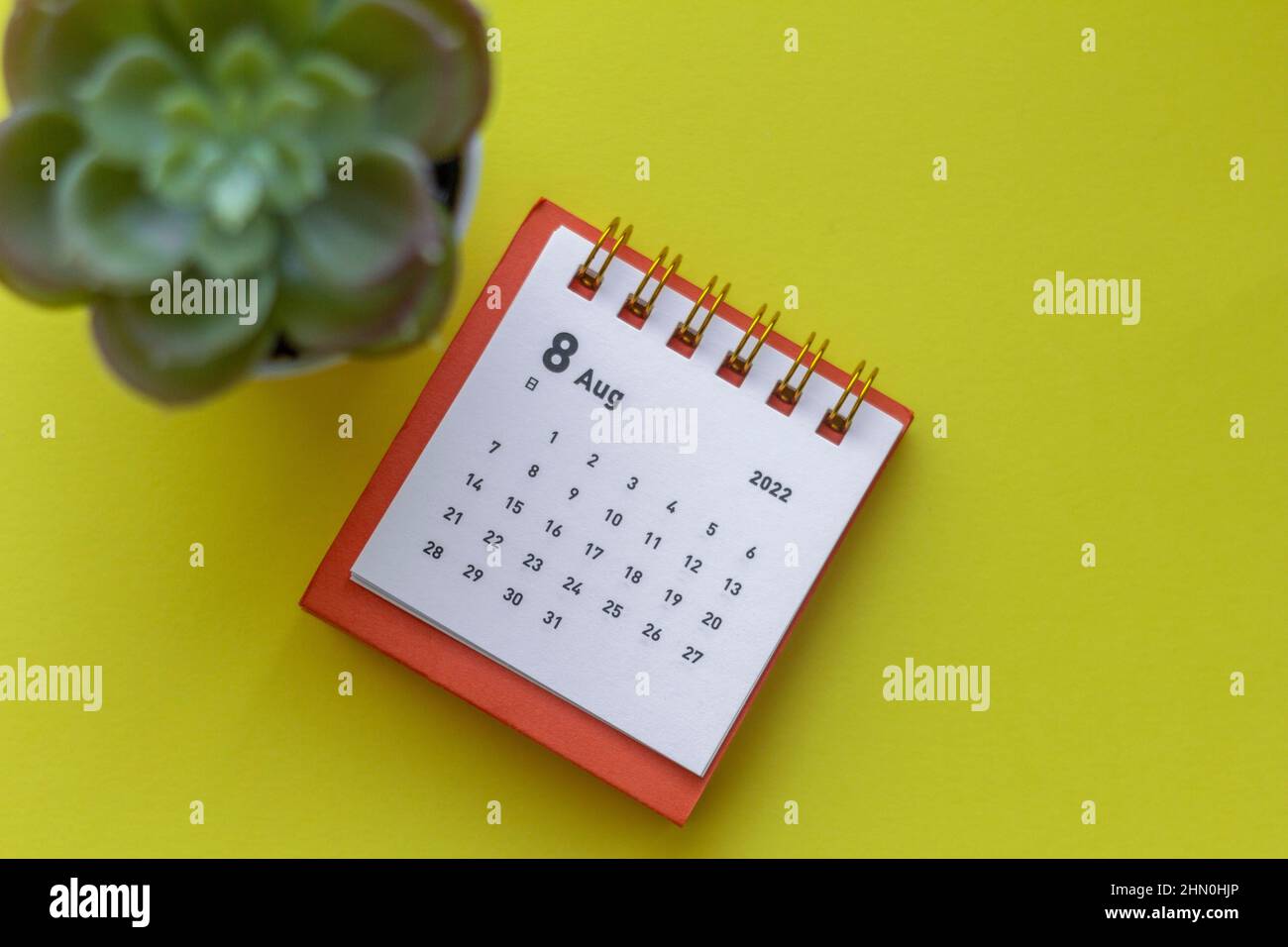 Desktop-Kalender für August 2022 auf dem Tisch Stockfoto