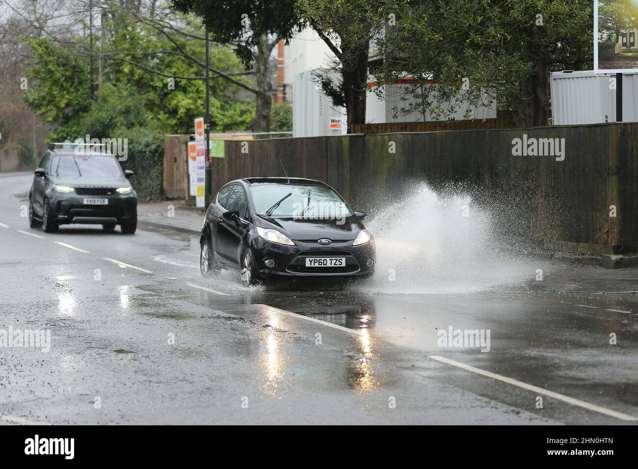 Cheltenham, Großbritannien, 13th. Februar 2022. Wetter in Großbritannien.starker Regen schafft große Pfützen auf den Straßen für Fahrer.Quelle: Gary Learmonth / Alamy Live News Stockfoto