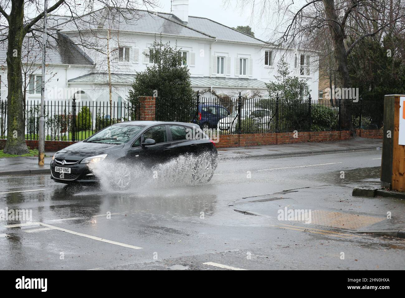 Cheltenham, Großbritannien, 13th. Februar 2022. Wetter in Großbritannien.starker Regen schafft große Pfützen auf den Straßen für Fahrer. Kredit: Gary Learmonth / Alamy Live Nachrichten Stockfoto