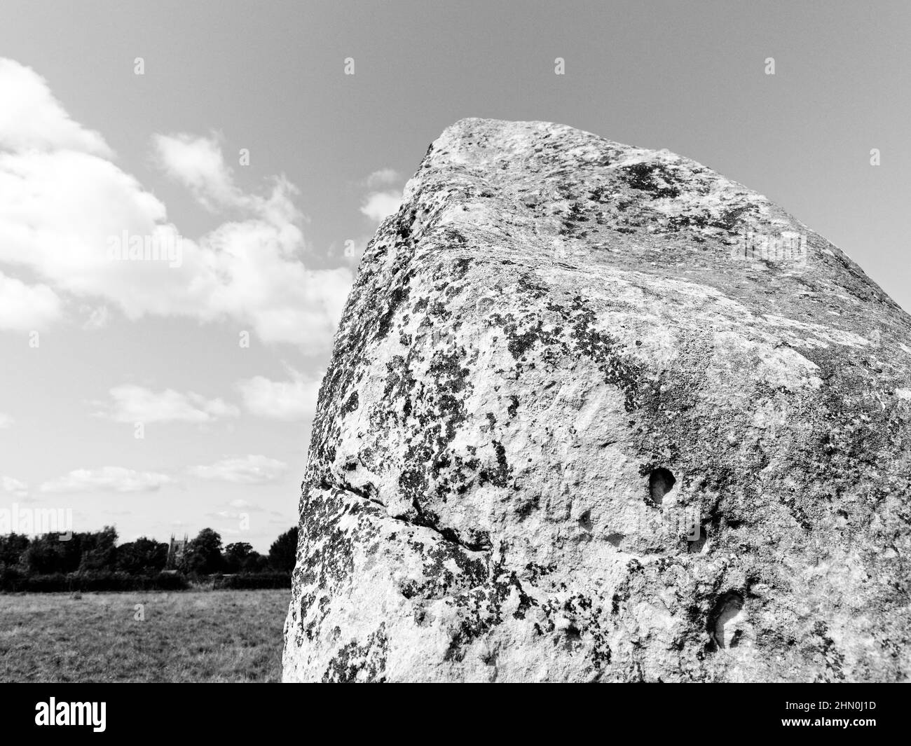 Schwarz-Weiß-Landschaft, Standing Stone, Avebury Henge, Wiltshire, England, GB, GB. Stockfoto