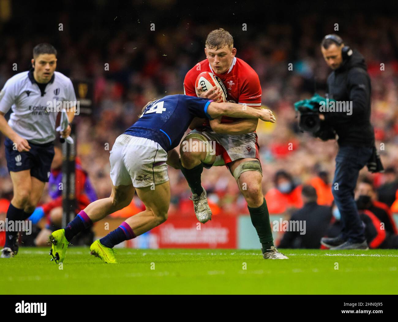 12th. Februar 2022 ; Fürstentum Stadium, Cardiff, Wales; 6 Nationen Internationales Rugby, Wales gegen Schottland; Jac Morgan von Wales wird von Darcy Graham von Schottland angegangen Stockfoto