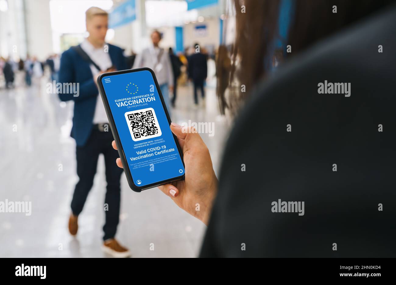 Europa Covid-19 Corona Pass Bescheinigung über die Immunität gegen Covid19 auf einem Mobiltelefon. Nahaufnahme einer Frau, die eine Smartphone-Bildschirm-Anwendung certi hält Stockfoto