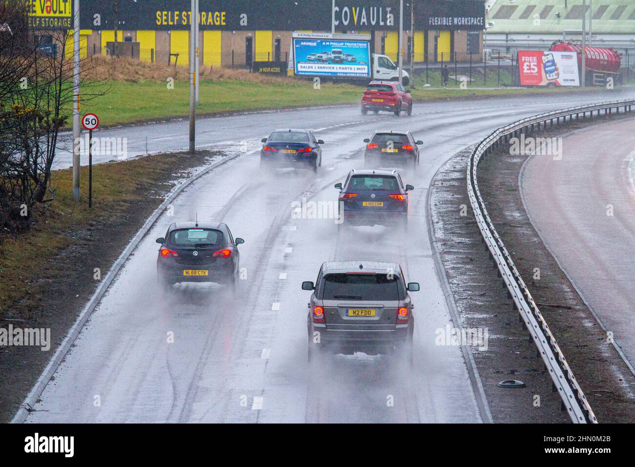 Dundee, Tayside, Schottland, Großbritannien. 13th. Februar 2022. UK Wetter: Nordostschottland erlebt leichte Winde und sintflutartige Regengüsse mit Temperaturen bis zu 7 Grad Sonntagfahrer auf der vielbefahrenen Dundee Kingsway West-Schnellstraße stehen vor gefährlichen und nassen Bedingungen. Kredit: Dundee Photographics/Alamy Live Nachrichten Stockfoto