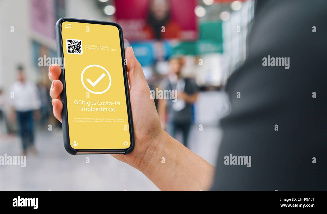 Gültiges Impfzertifikat (gültig für: Covid-19 Corona Pass of immunity against Corona ) auf einem Mobiltelefon. Stockfoto