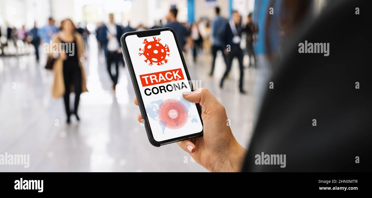 Coronavirus-Tracker-App auf einem mobilen Smartphone. Nahaufnahme einer Frau, die Menschenmengen in einer Smartphone-Bildschirm-Anwendung verfolgt. Hand halten Smart devi Stockfoto