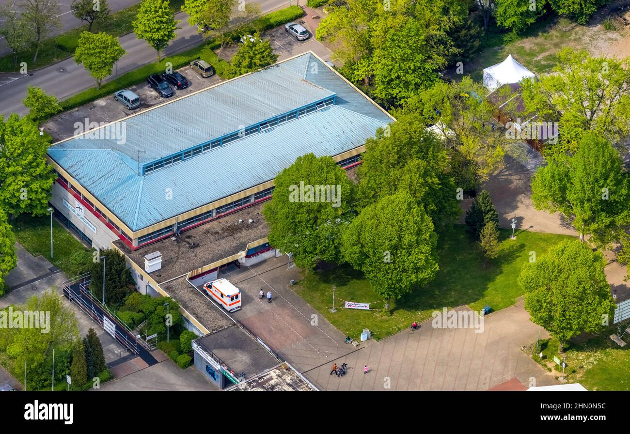 Luftaufnahme, aktuelles Impfzentrum in der Sporthalle am Revierpark Gysenberg, Börnig, Herne, Ruhrgebiet, Nordrhein-Westfalen, Deutschland, Corona Stockfoto