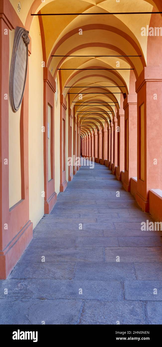 Devotional Portico des heiligen Lukas in Bologna. Dieser Portikus (überdachte acade) ist 3,4 km lang und führt zum Heiligtum auf der Spitze des Hügels. Stockfoto