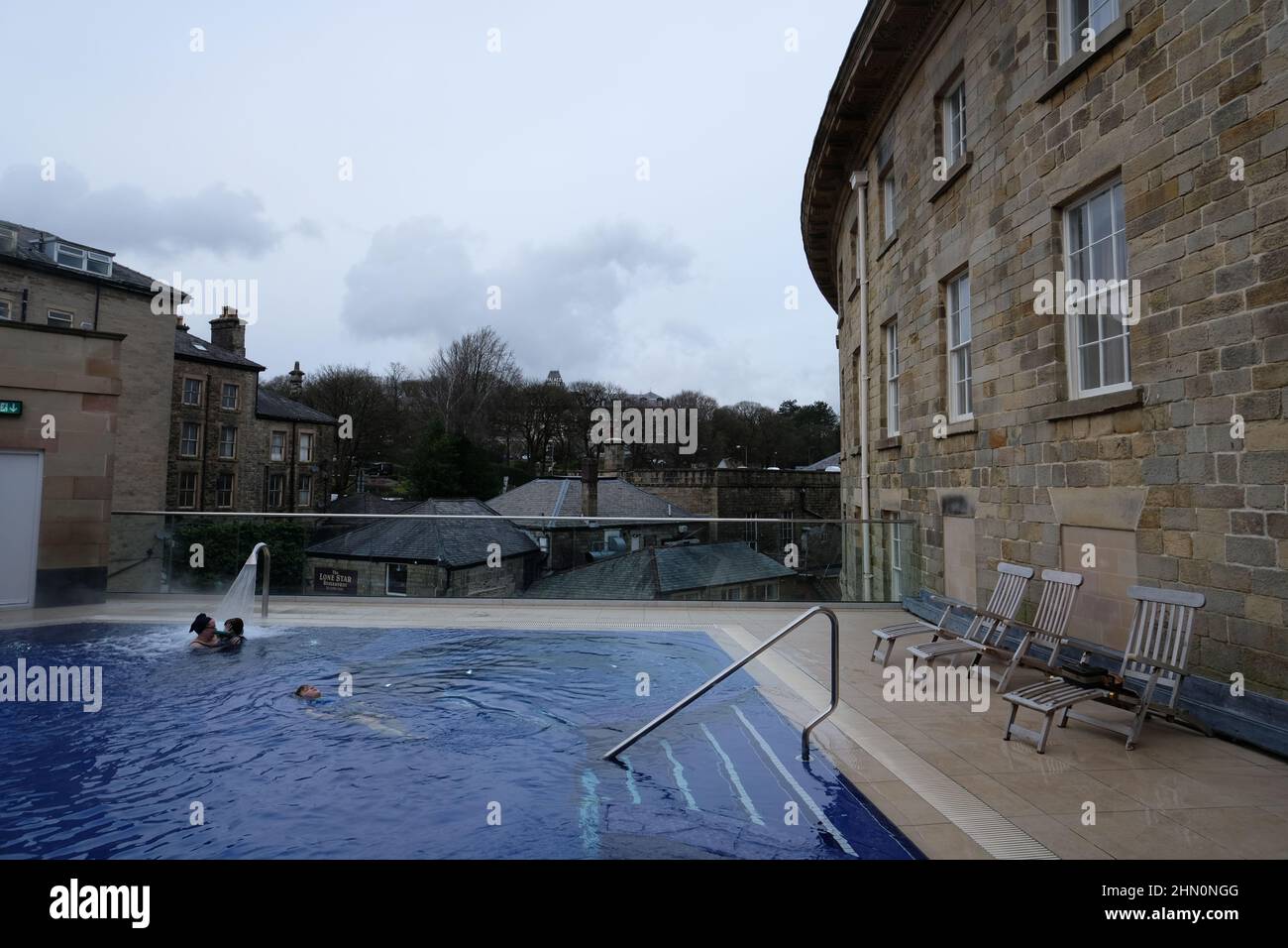 Buxton Crescent Ensan Hotel, georgianisches Gebäude, wurde 2020 nach vielen Jahren der Restaurierungsarbeiten als Luxushotel und Spa wiedereröffnet. Der Pool auf dem Dach. Stockfoto