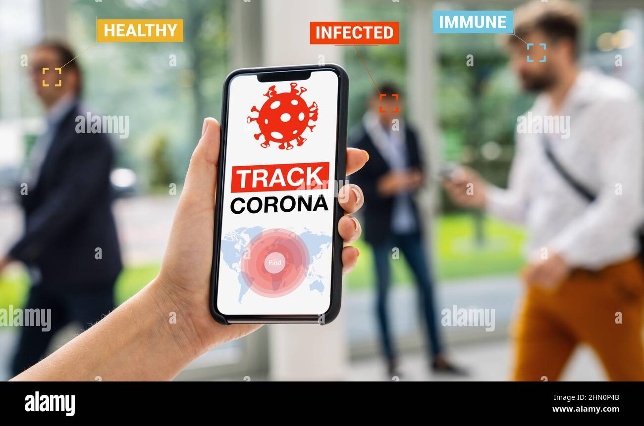 Coronavirus-Tracker-App auf einem mobilen Smartphone. Nahaufnahme einer Frau, die Menschenmengen in einer Smartphone-Bildschirm-Anwendung verfolgt. Hand halten Smart devi Stockfoto