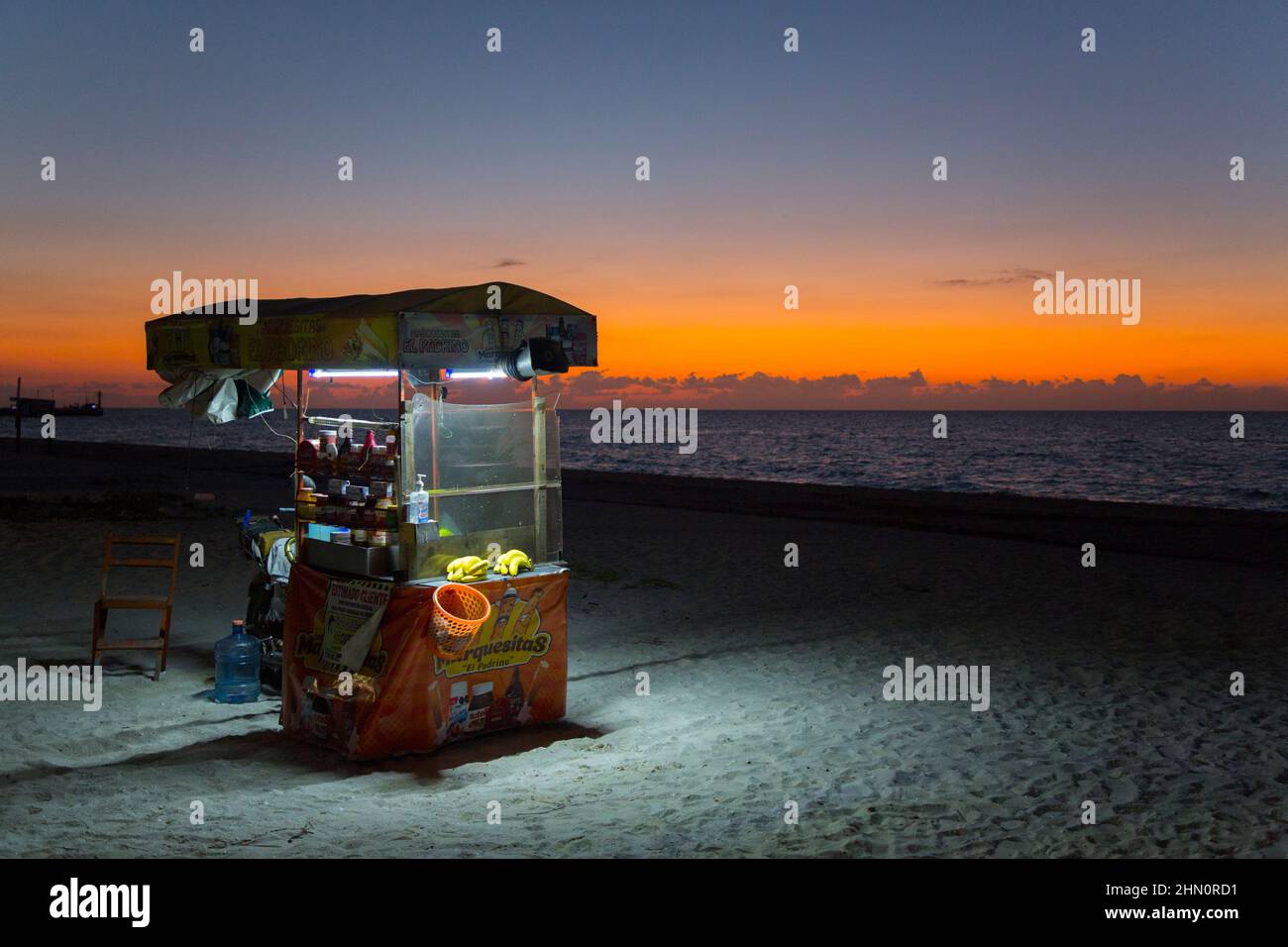 Sonnenuntergang, Imbissstand am Strand, Celestun, Bundesstaat Yucatan, Mexiko Stockfoto