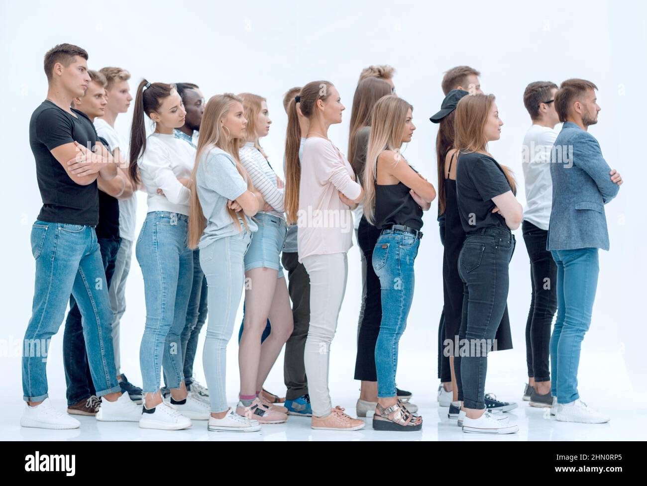 Seitenansicht: Eine Gruppe verschiedener Jugendlicher, die in einer Reihe stehen Stockfoto