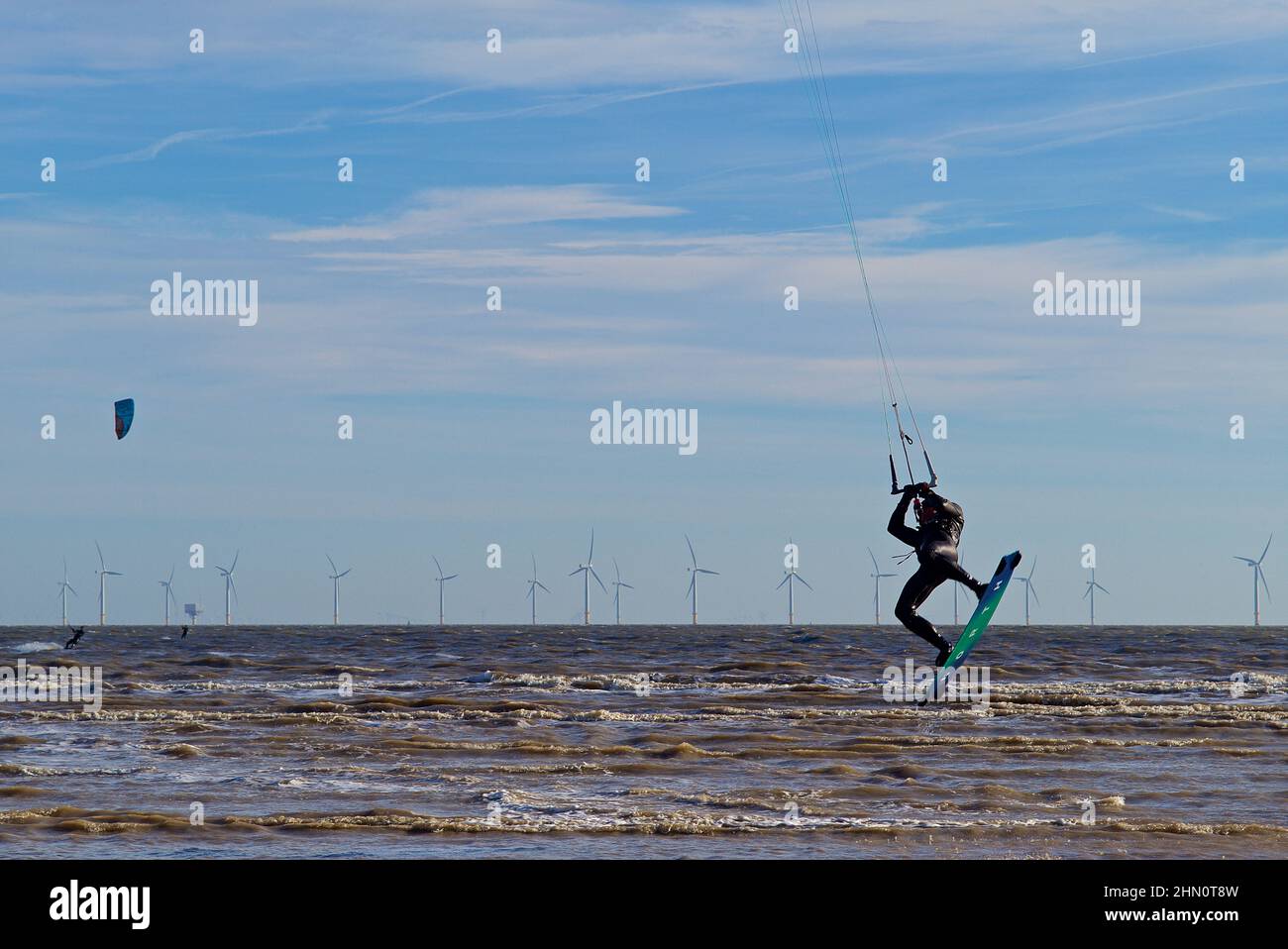 Kitesurfer umarmen den Wind in der Martello Bay Clacton on on Sea. Stockfoto
