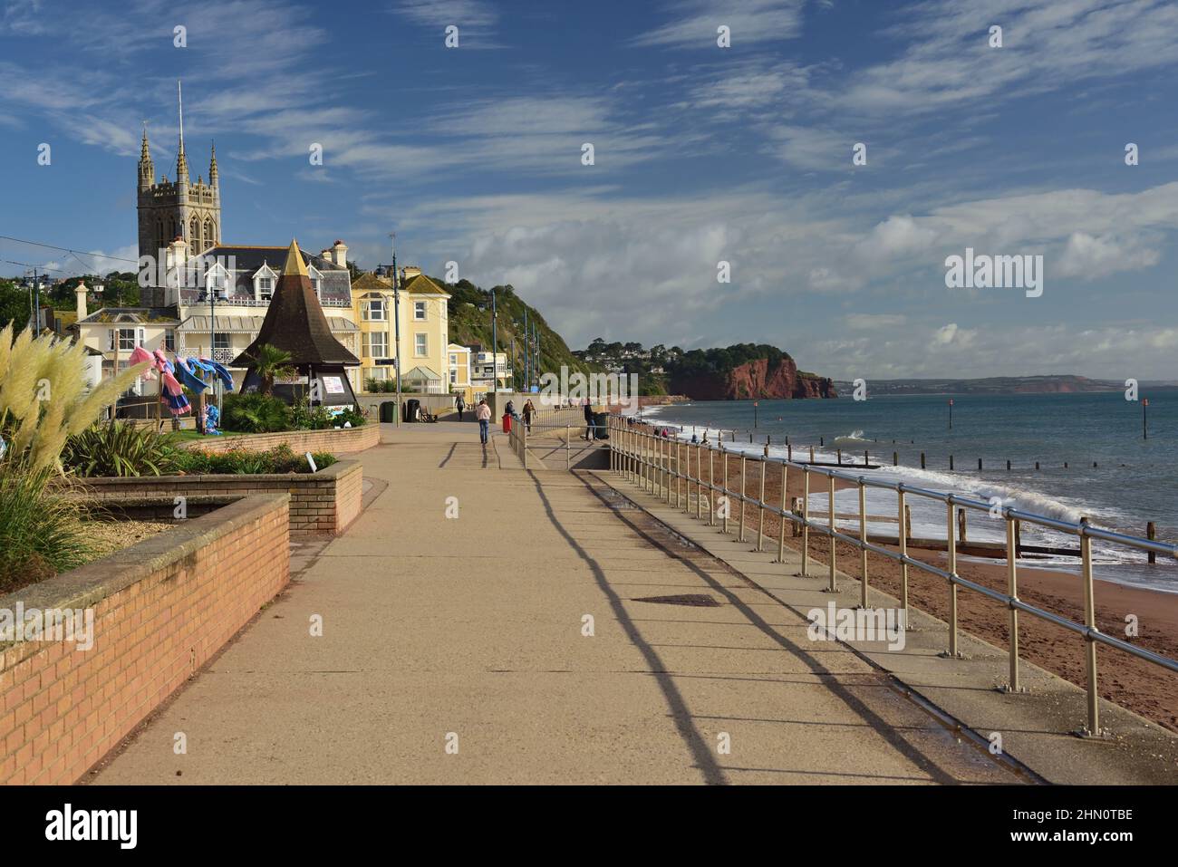 Sonnenschein im Frühherbst an der Strandpromenade von Teignmouth, South Devon, mit Blick auf Hole Head. Stockfoto