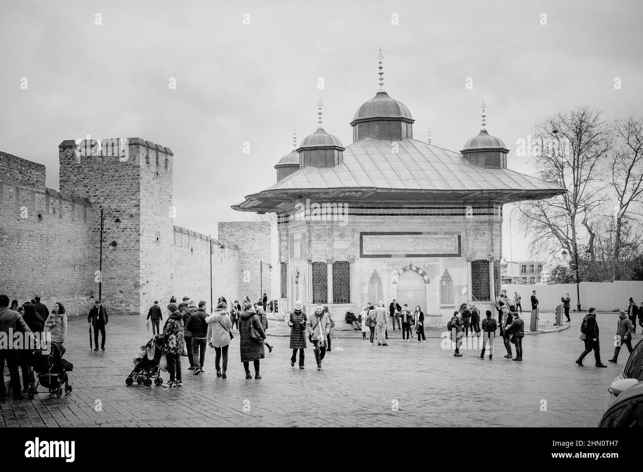ISTANBUL, TYRKEY. 7. JANUAR 2022 Sultanahmet Square. Pavillon mit Wasser im Pumpenraum. Panoramablick. Stockfoto