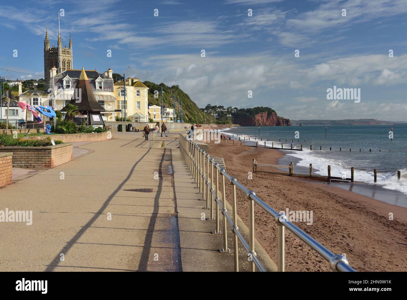 Sonnenschein im Frühherbst an der Strandpromenade von Teignmouth, South Devon, mit Blick auf Hole Head. Stockfoto