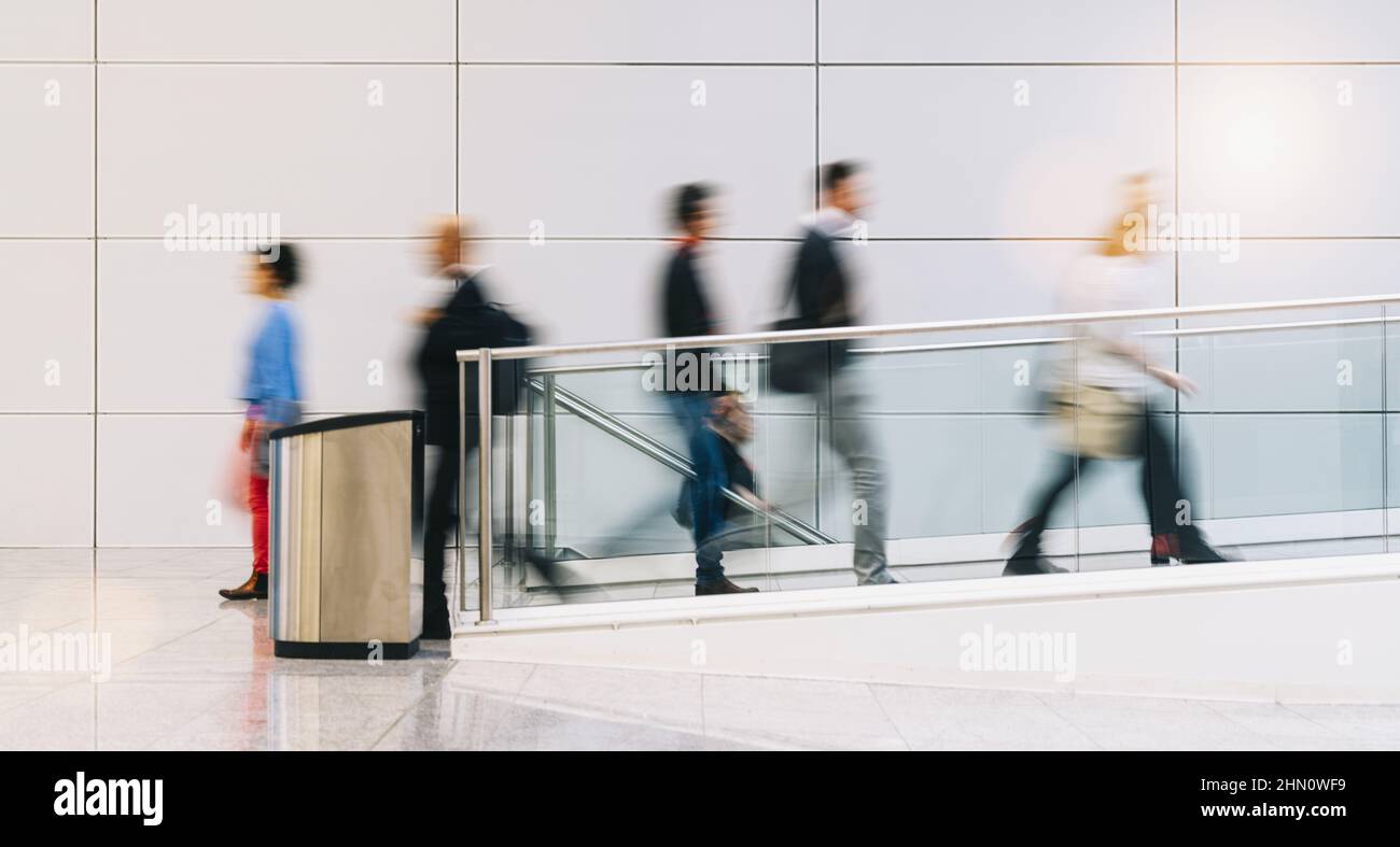 Digitale Vernetzung vieler anonymer Geschäftsleute als Konzept Stockfoto
