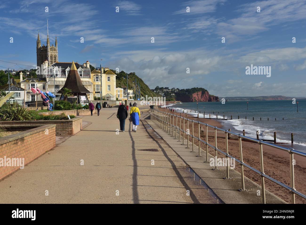 Sonnenschein im Frühherbst an der Strandpromenade von Teignmouth, South Devon, mit Blick auf Hole Head. Stockfoto
