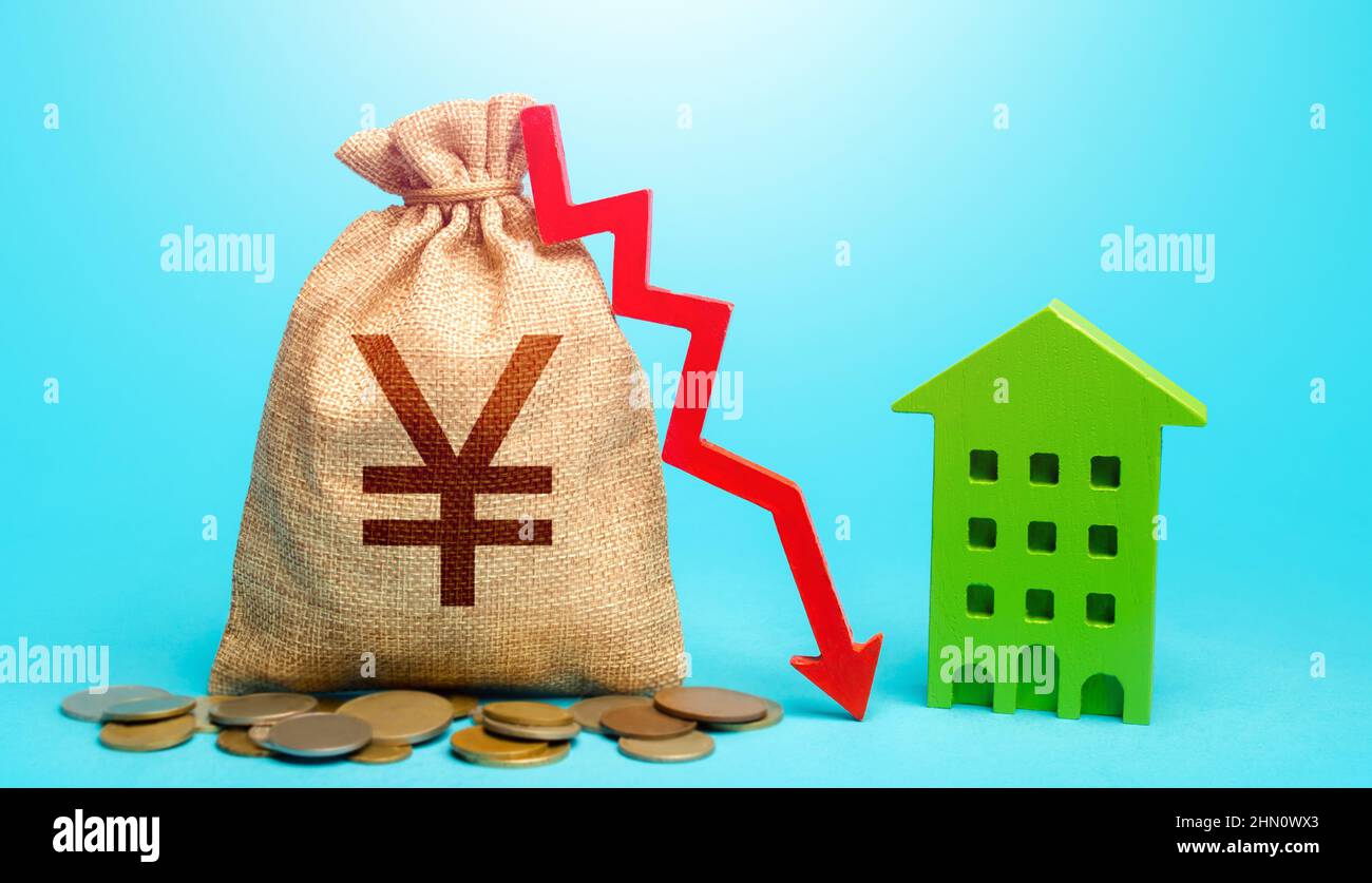 Chinesischer Yuan oder japanischer Yen Geldbeutel mit rotem Pfeil nach unten und grünem Haus. Geringere Kosten für Heimdienste, hohe Energieeffizienz. Rentabilität von Stockfoto