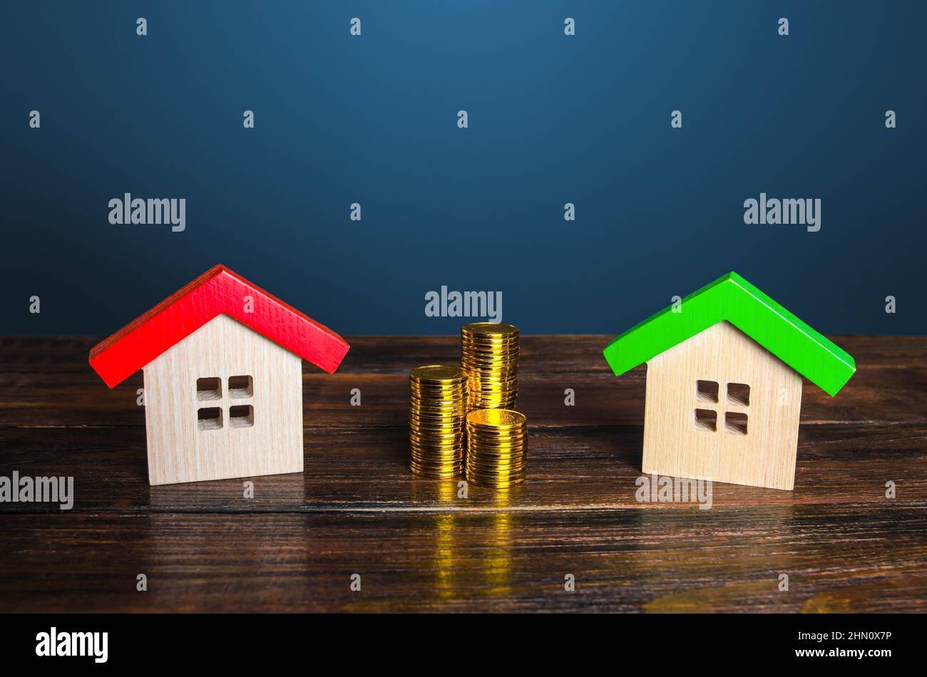 Wahl zwischen zwei Häusern zu kaufen. Austausch von Immobilien mit einem Aufpreis. Vergleich der Wohnungen vor dem Kauf. Energieeffizienz und Wartung c Stockfoto