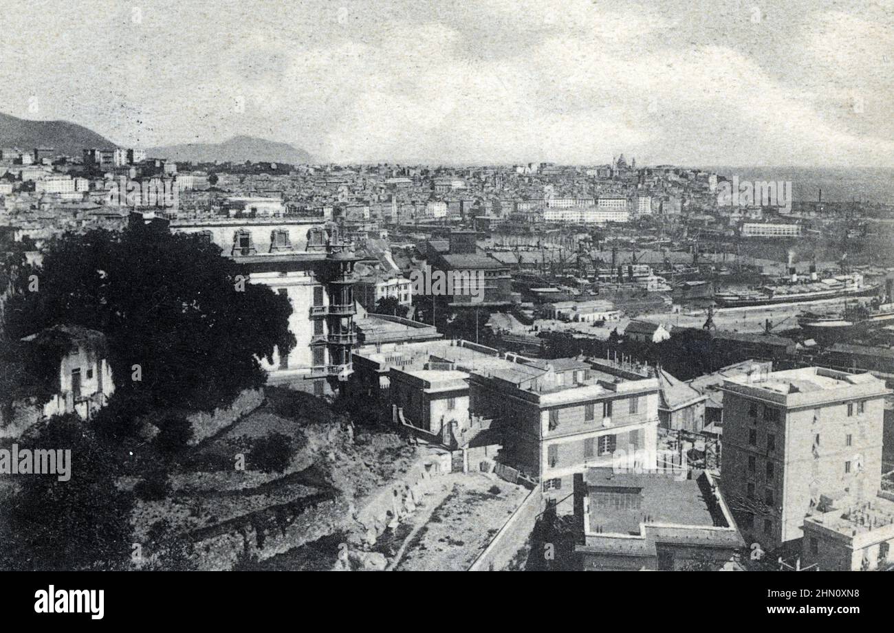 Vue panoramique de la ville de Genes en Italie avec le Port (Ansicht der Stadt Genua Italien) Carte postale du Debut du 20eme siecle Collection privee Stockfoto