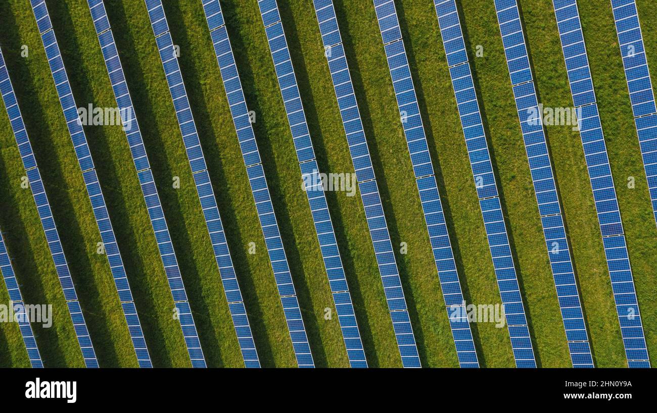 Luftaufnahme mit Solarzellenfarm in Deutschland Stockfoto