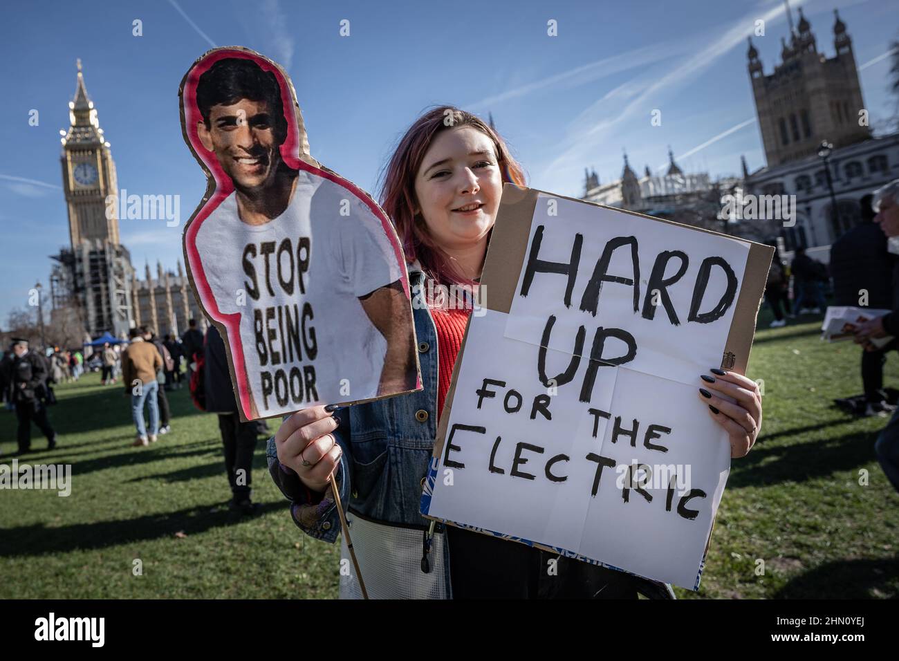 London, Großbritannien. 12th. Februar 2022. Lebenshaltungskosten Protest am Parliament Square, Westminster. Hunderte nehmen an landesweiten Protesten gegen die von der OFGEM für den 1st. April 2022 angekündigte Erhöhung der Hausgas-/Stromrechnungen um 54 % Teil, zur gleichen Zeit wie die Landesversicherung steigt. Der Protest wurde von behinderten Menschen gegen Kürzungen (DPAC), Unite Community, Fuel Poverty Action und rs21 aufgerufen und von vielen anderen Organisationen unterstützt. Kredit: Guy Corbishley/Alamy Live Nachrichten Stockfoto