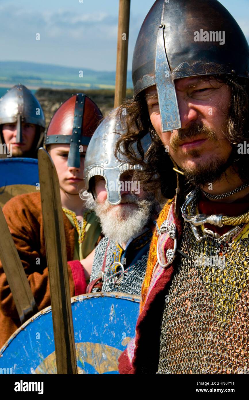 Wikinger aus einer Reenactment-Gruppe auf Lindisfarne, die echte Wikinger bekanntlich in AD794 eingedrungen Stockfoto
