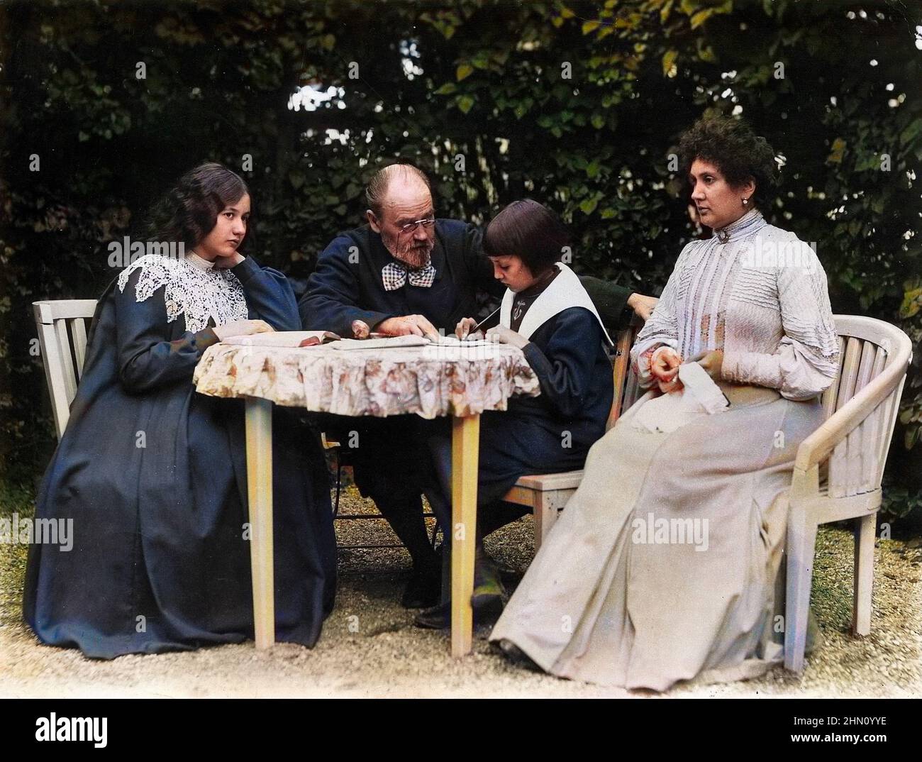 L'ecrivain Emile Zola et sa maitresse Jeanne Rozerot avec leurs enfants Jacques et Denise vers 1900 à Verneuil (Yvelines) Stockfoto
