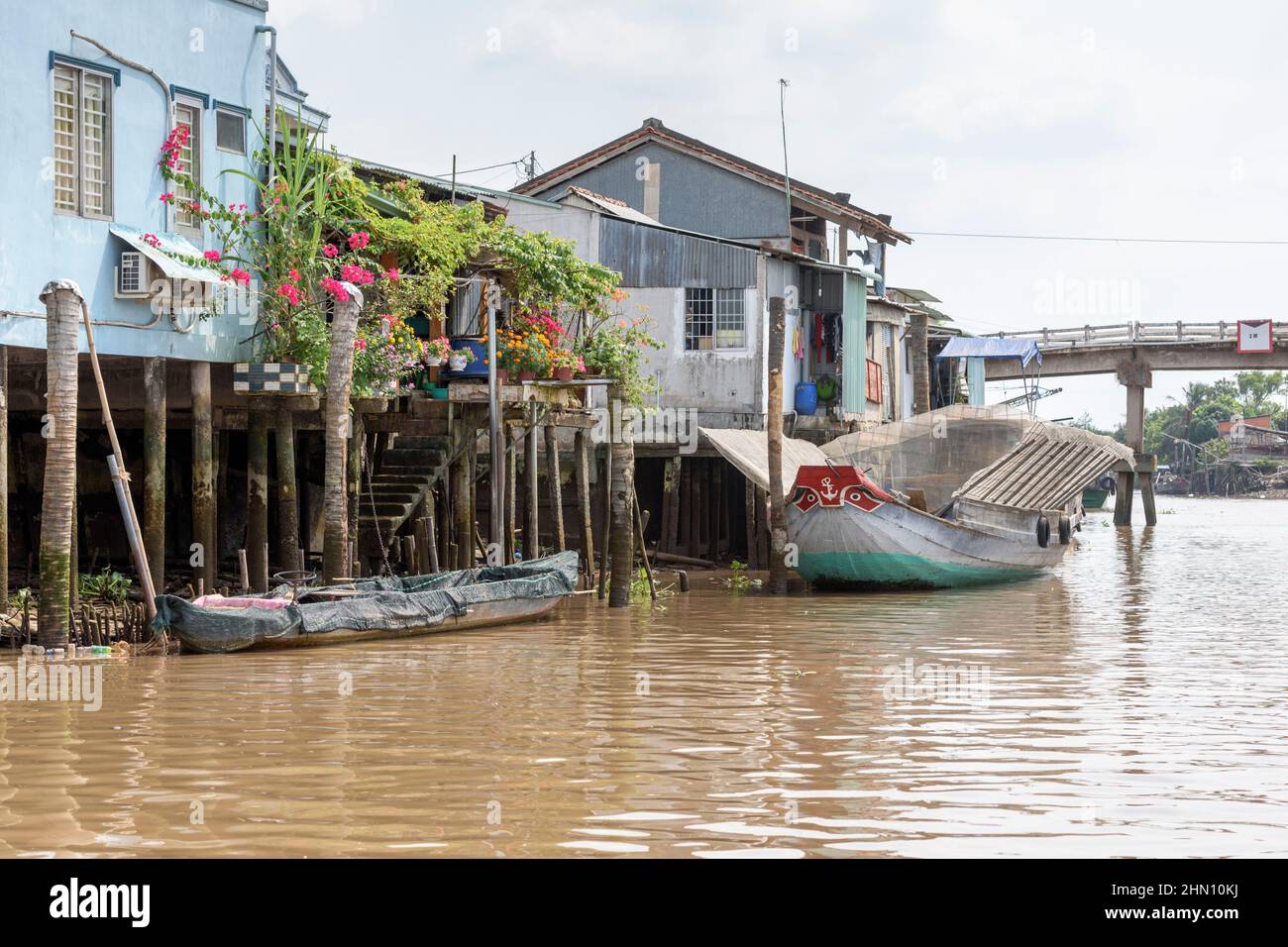 Traditionelle Holzfrachtschiffe auf dem Mekong-Fluss sind mit roten Augen bemalt, um Glück zu bringen, Vinh Long Province, Mekong Delta, Südvietnam Stockfoto