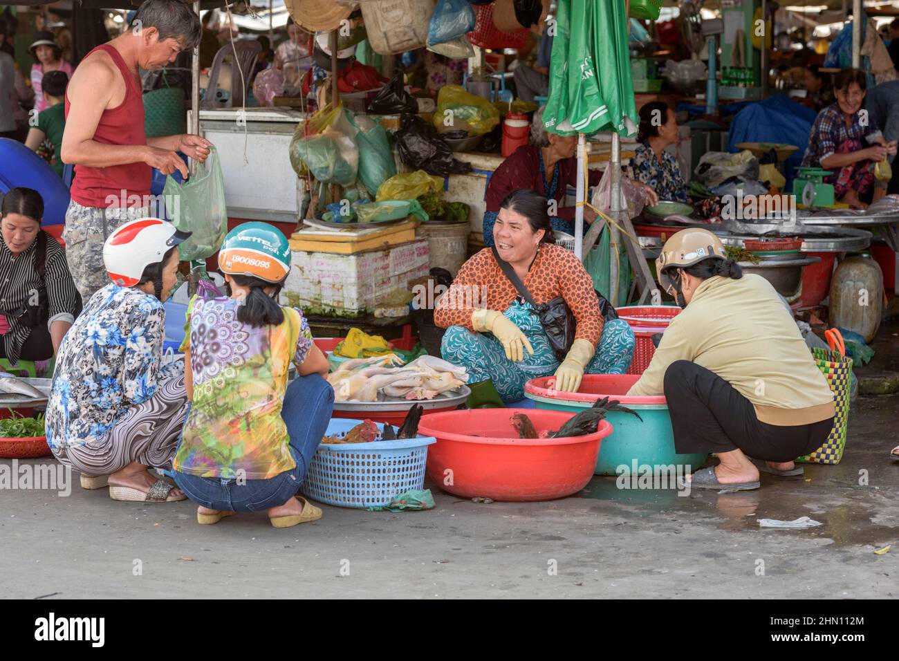 Vietnamesische Frauen treffen sich auf dem geschäftigen Lebensmittelmarkt am Morgen in Cai Rang, in der Nähe von Can Tho, Mekong Delta, Südvietnam, Südostasien Stockfoto